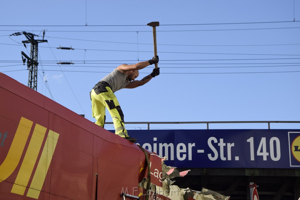 LKW blieb unter Bruecke haengen Koeln Deutz Opladenerstr Deutz Muelheimerstr P137.JPG - Miklos Laubert